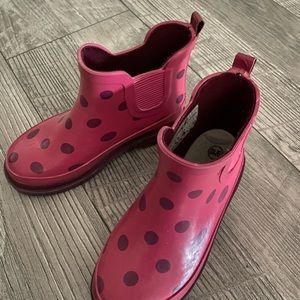 Girls ankle rain boots.